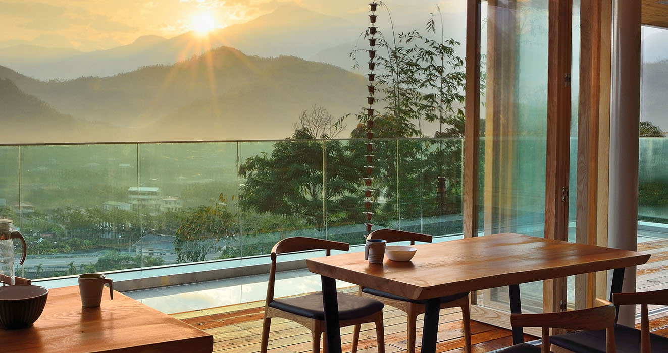 日月潭原森林民宿頂樓早餐廳，擁有絕佳的視野，讓遊客可以享受最美的早餐時間
